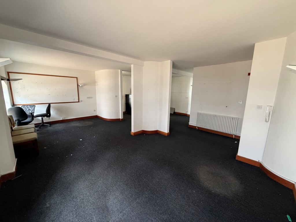 Lot: 69 - TOWN CENTRE OFFICE BUILDING WITH PARKING - Open plan office space